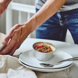 Crème brülee med rabarberkompott och jordgubbar